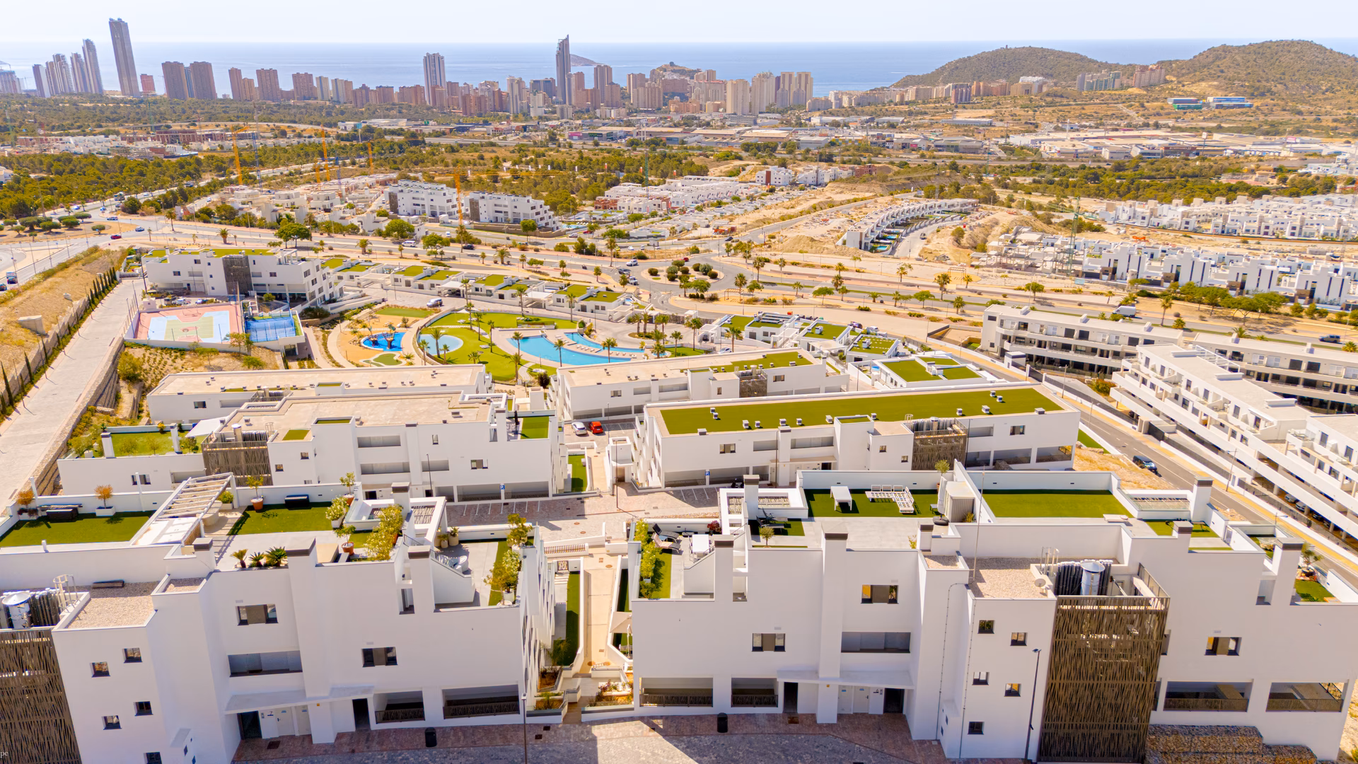 Vista aérea de Seascape Resort con el skyline de Benidorm y el mar