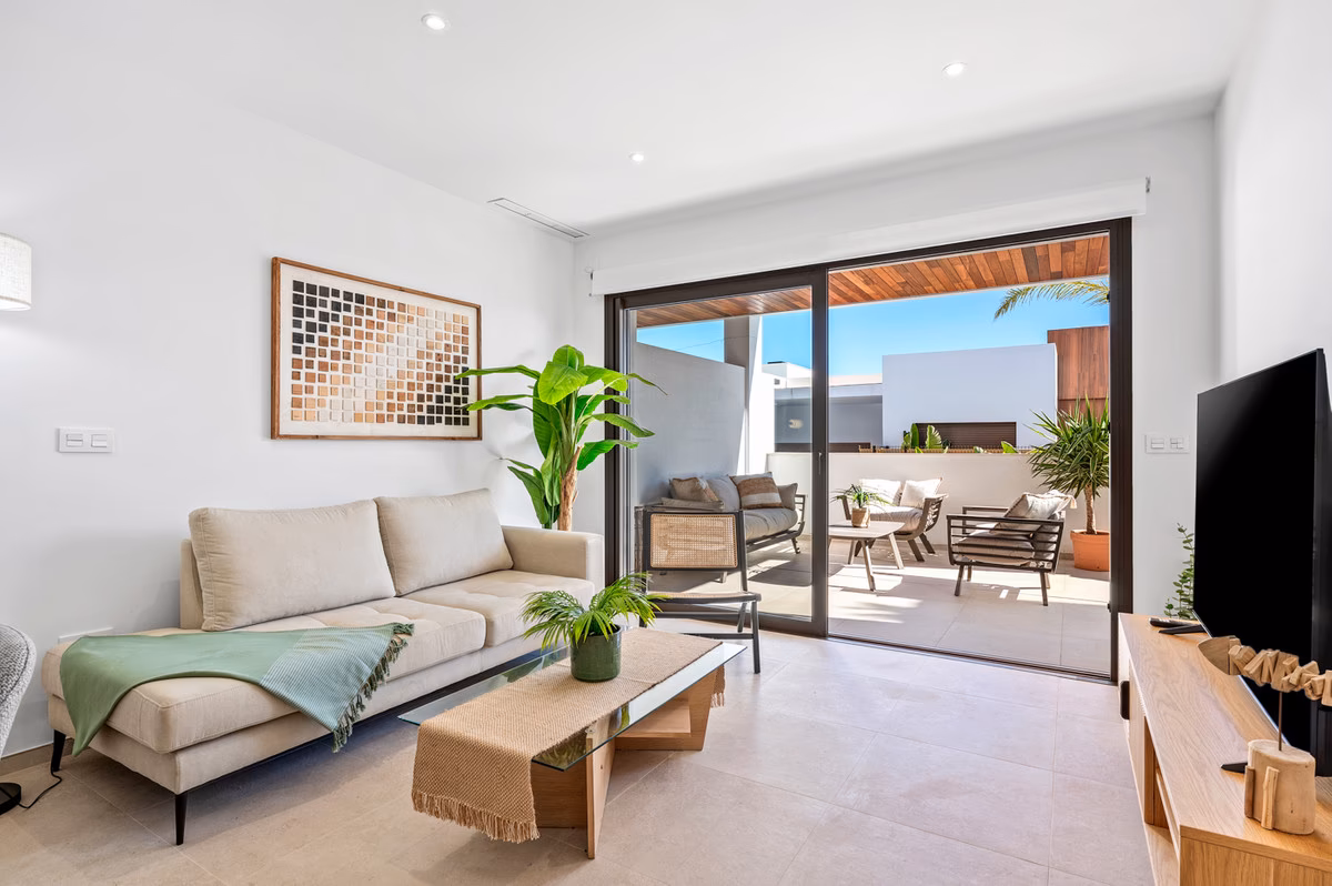 Living room with terrace and golf outlook