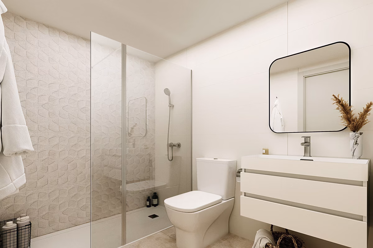 Salle de bains au carrelage clair effet pierre dans un appartement de Siena