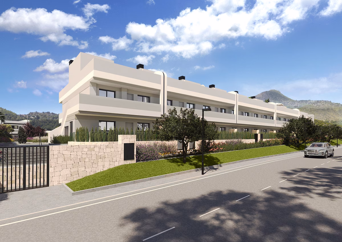 Bâtiments de Siena côté rue avec l’entrée fermée par un portail, La Manga Club