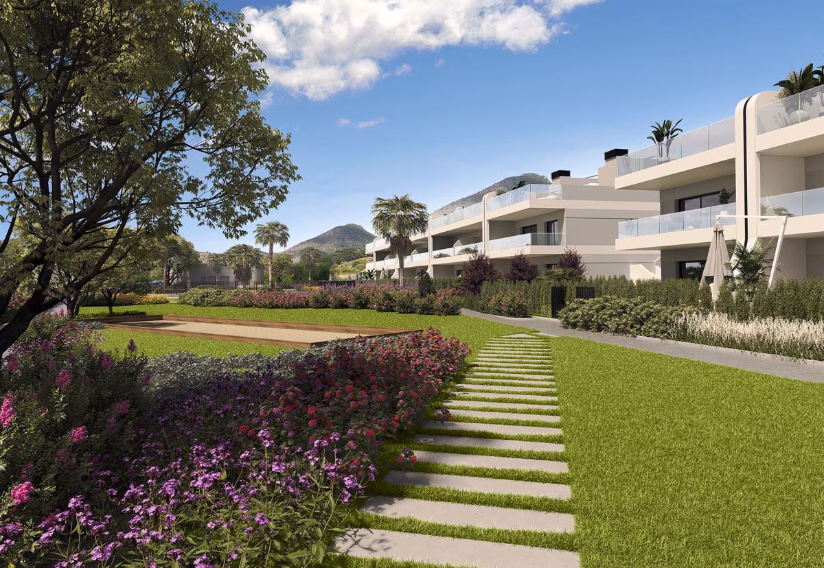 Allée entre les massifs fleuris à Siena, La Manga Club