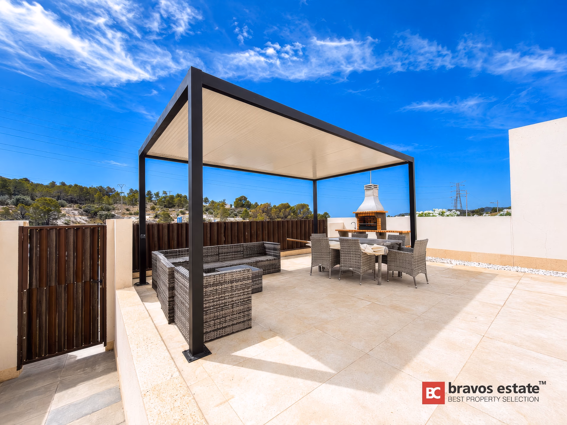 Terraza cubierta con pérgola y tumbonas junto a la piscina