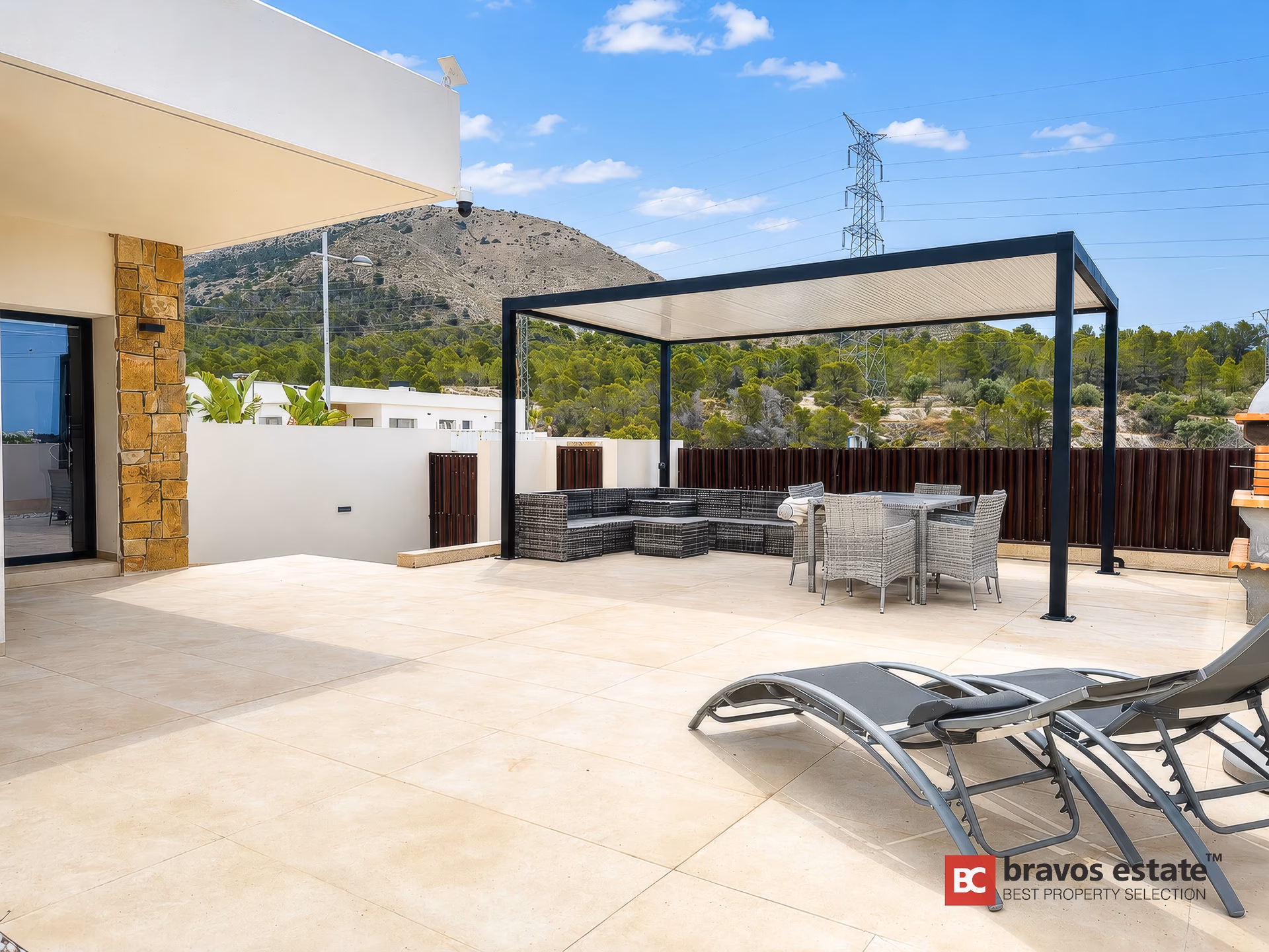 Piscina privada y solárium en la villa
