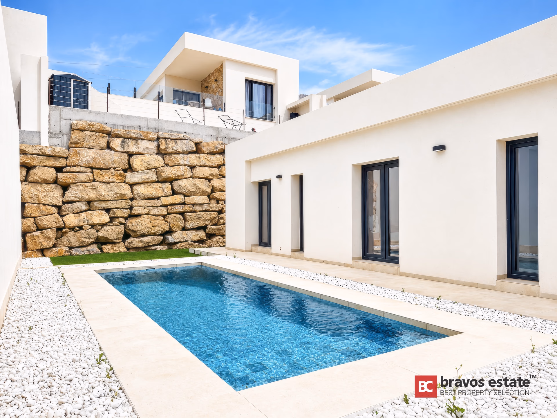 Fachada de villa contemporánea con detalles en piedra natural