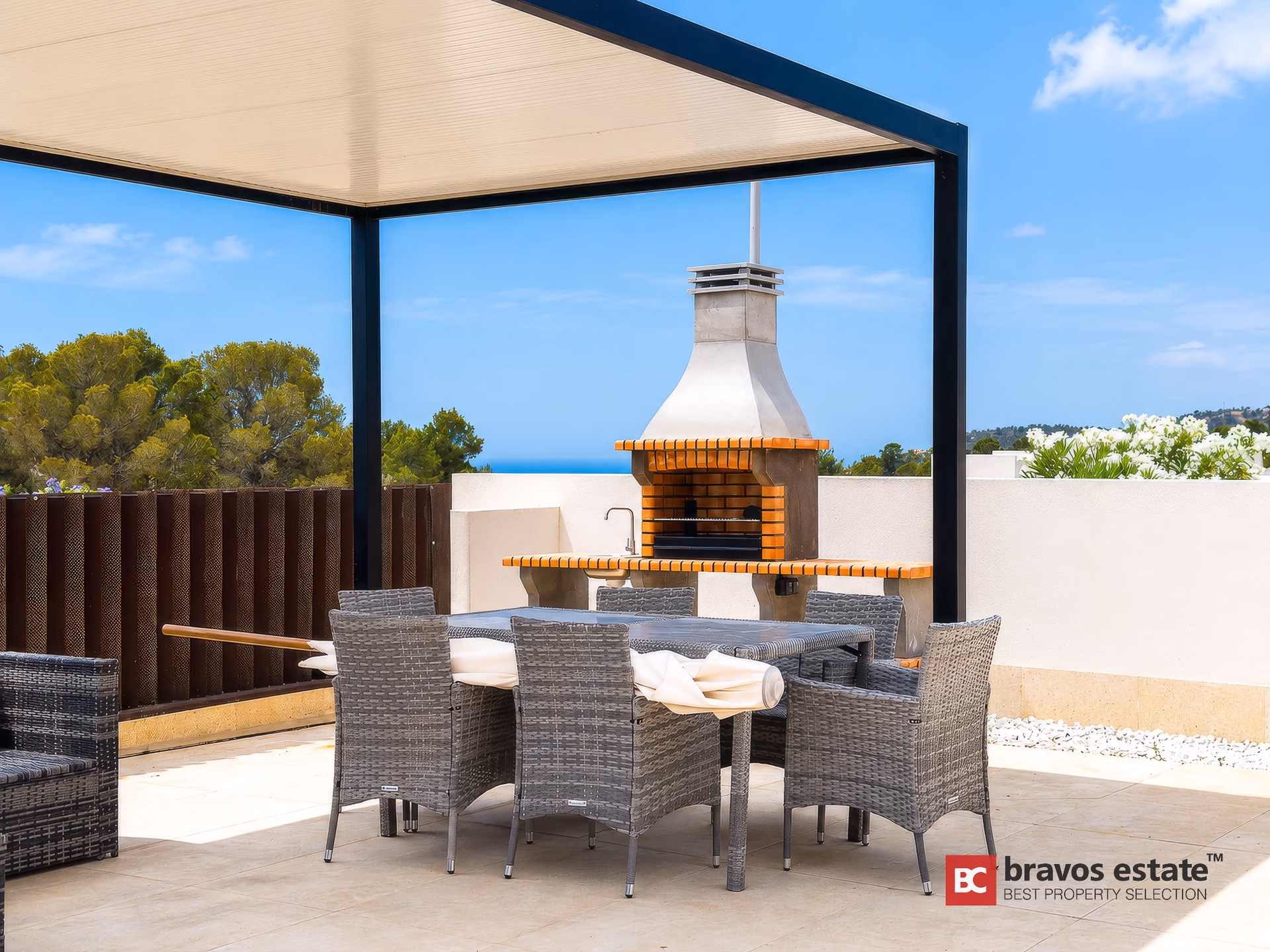 Terraza sombreada con pérgola a medida