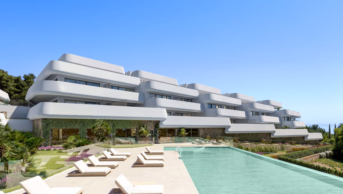 Balcons arrondis au-dessus de la piscine