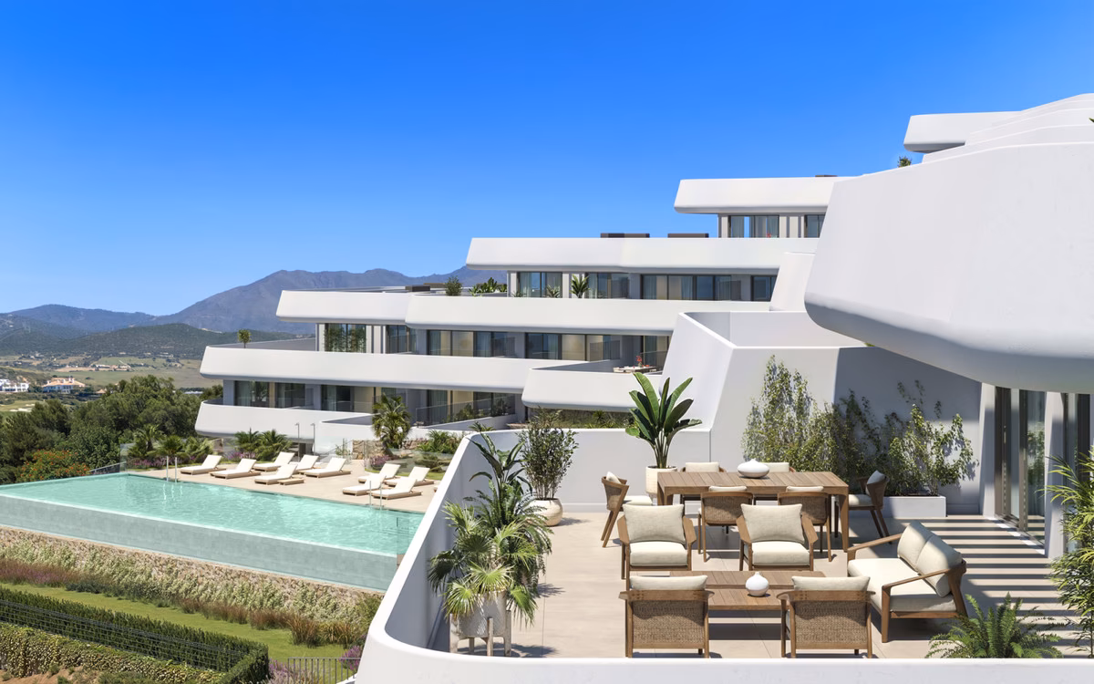 Terrasses et piscine dans la lumière du soir