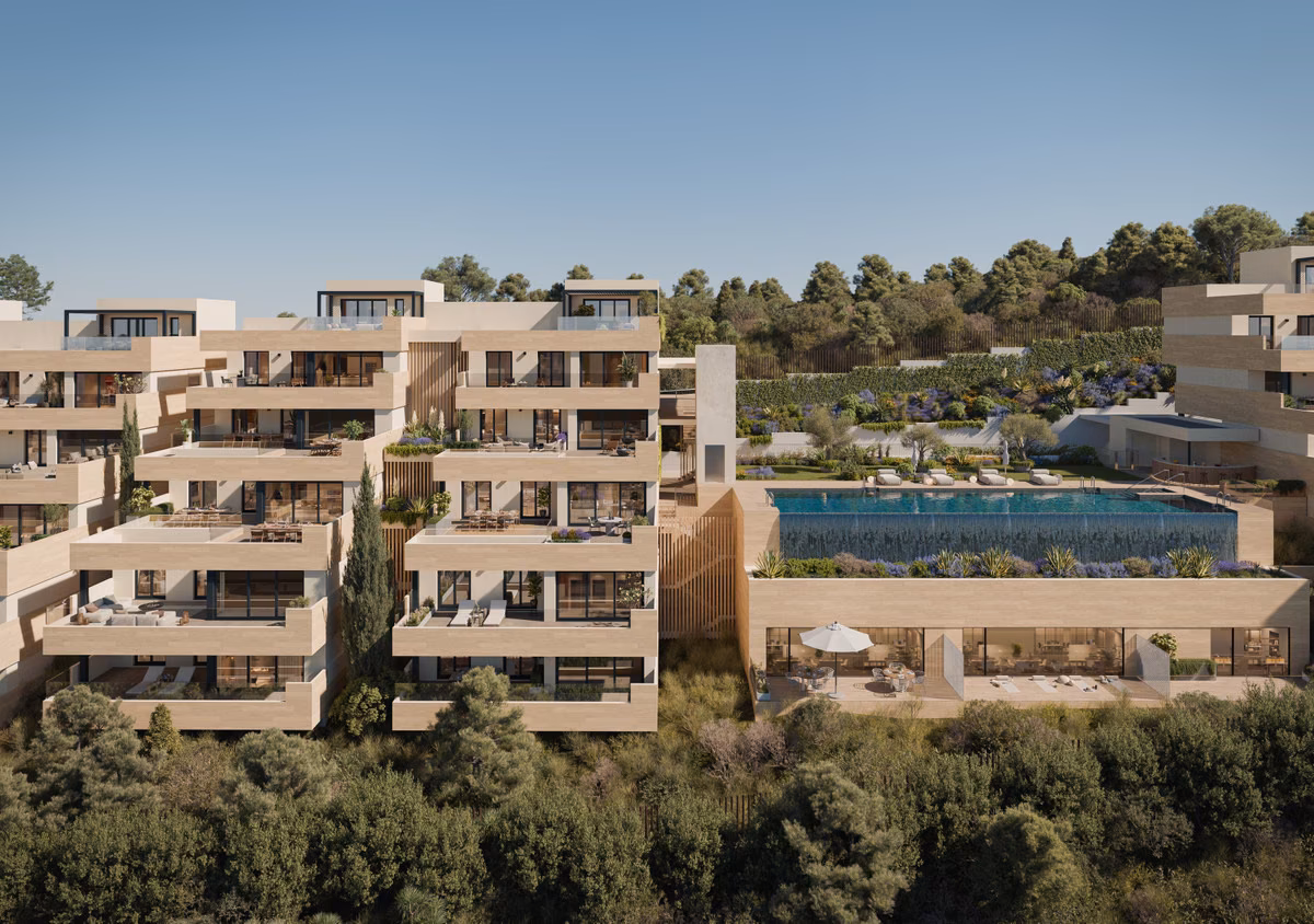 Luftaufnahme der am Hang gestaffelten Gebäude von Soleil mit Pool, Altos de los Monteros, Marbella