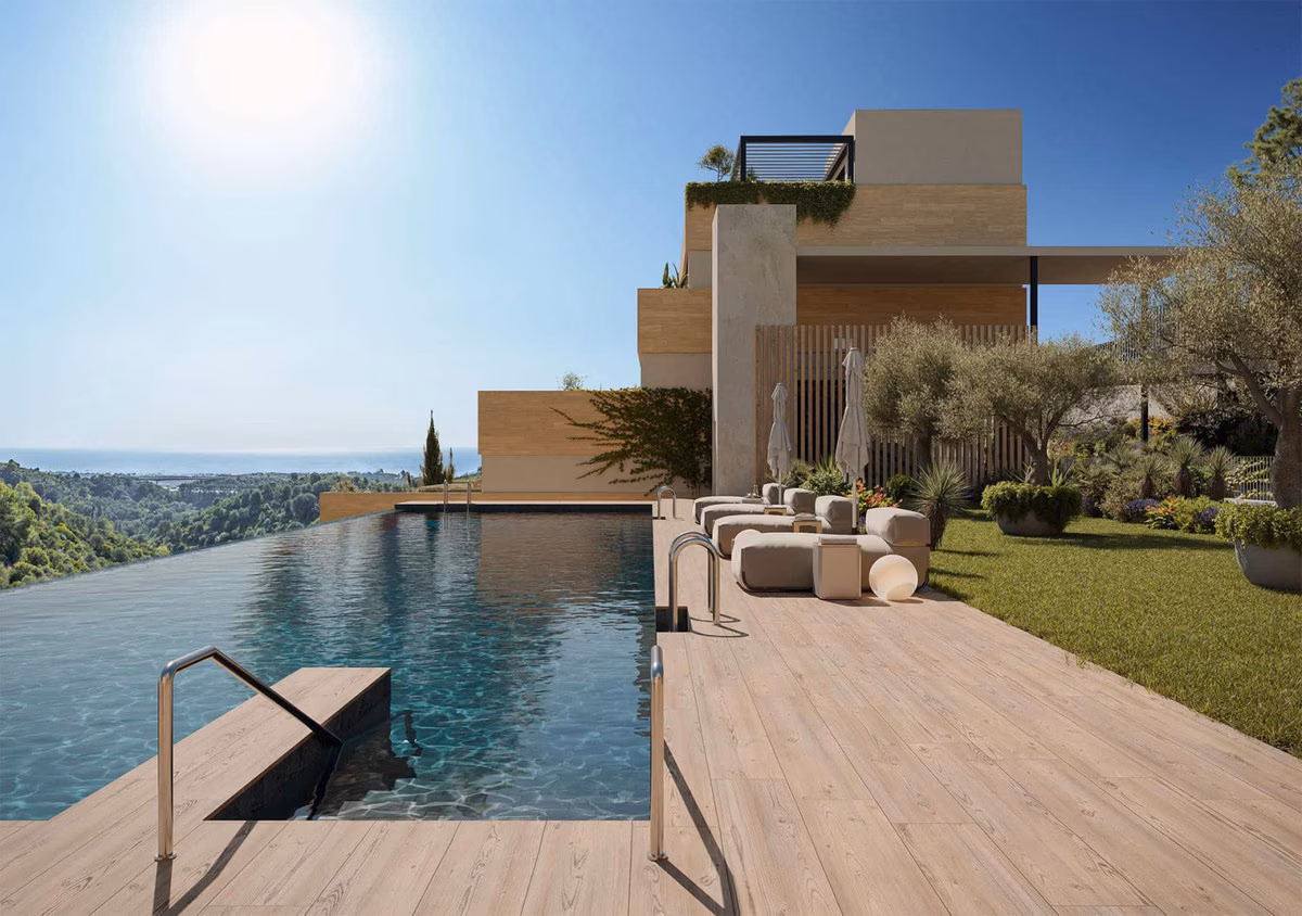 Infinity-Pool und Sonnendeck mit Meerblick in der Ferne, Soleil, Marbella
