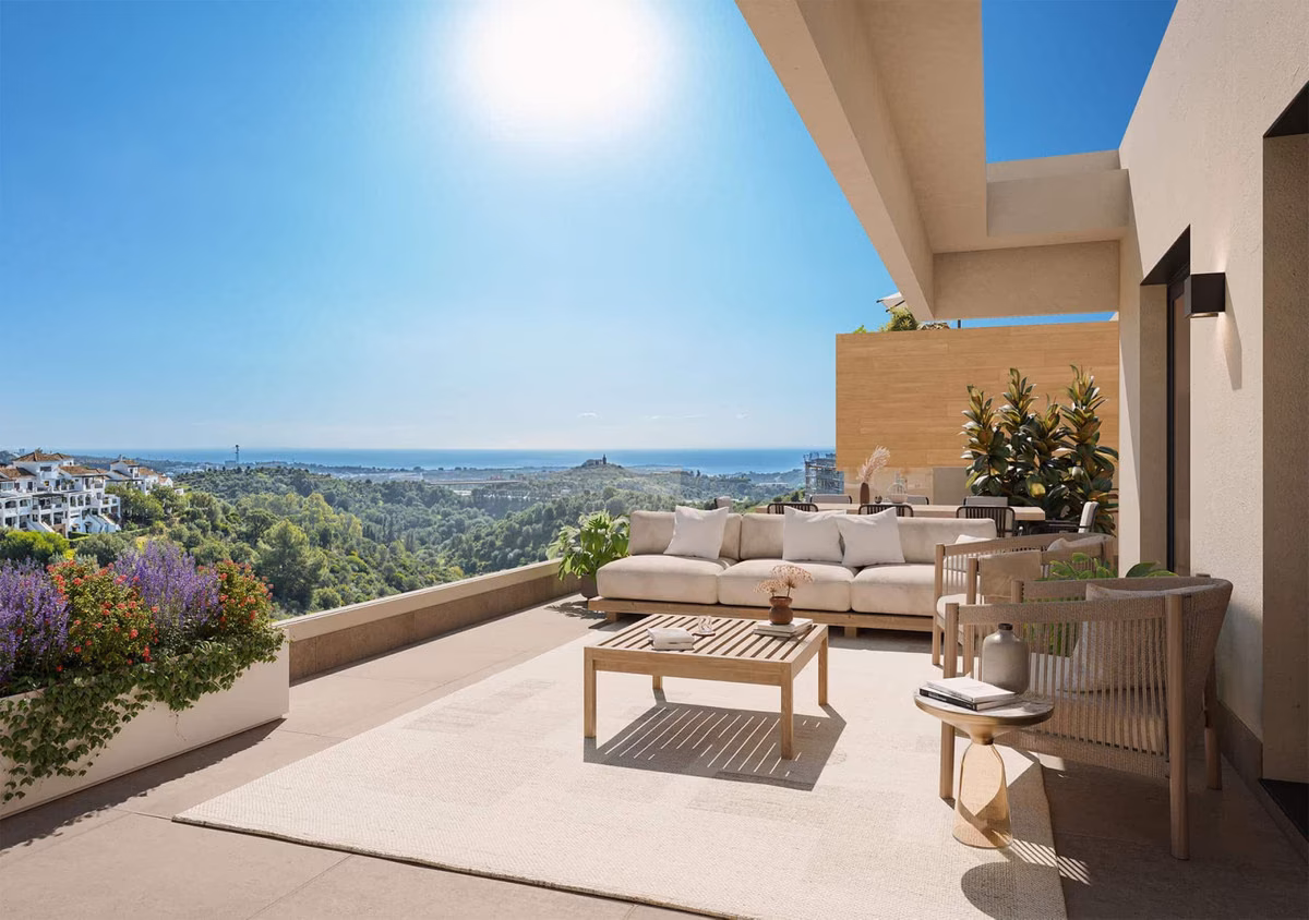 Privatterrasse mit Sofa und Blick über die Bäume aufs Meer, Soleil