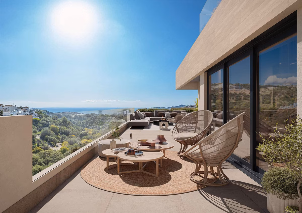 Terrasse mit Loungesesseln und Blick auf die Küste, Soleil