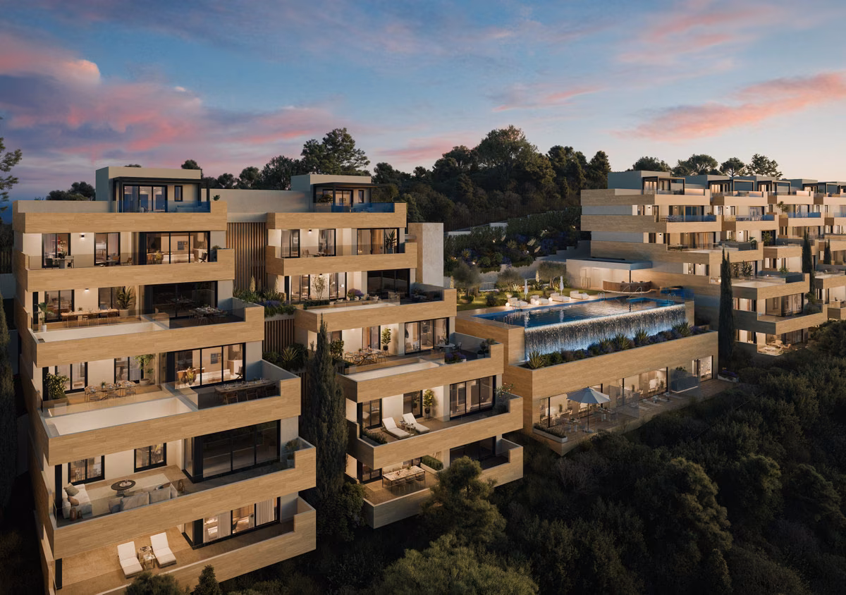 Luftaufnahme von Soleil in der Abenddämmerung zwischen Pinien, Altos de los Monteros