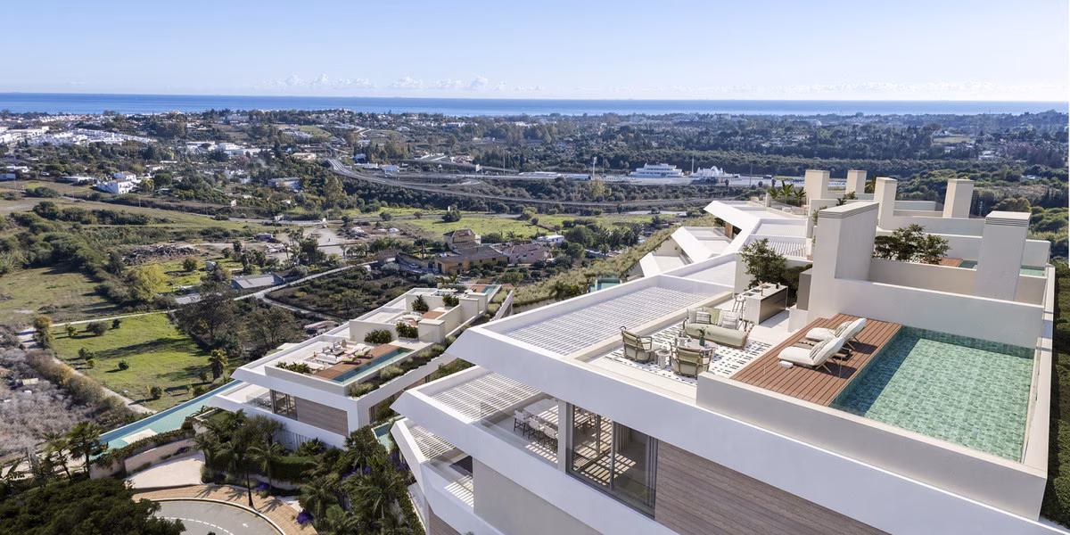 Vue aérienne des toits-terrasses avec piscine privée au-dessus de la vallée de golf et de la côte