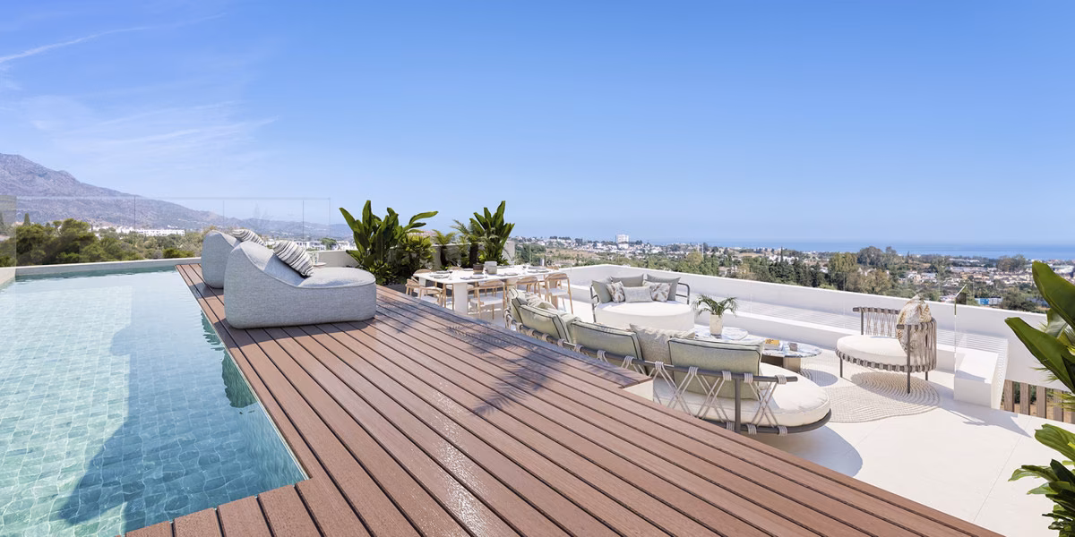 Toit-terrasse avec piscine privée et platelage bois, vue mer