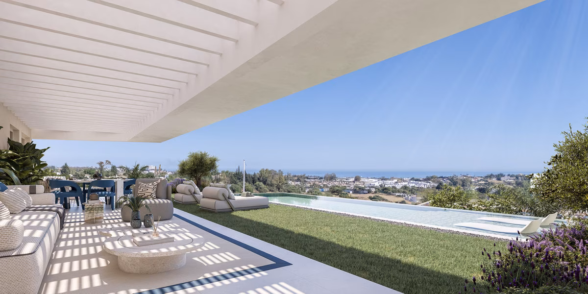 Terrasse avec pelouse et piscine sous pergola, vue mer