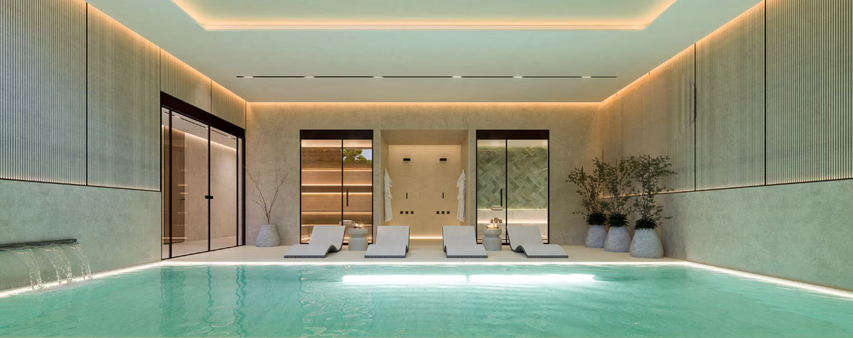 Piscine intérieure avec transats