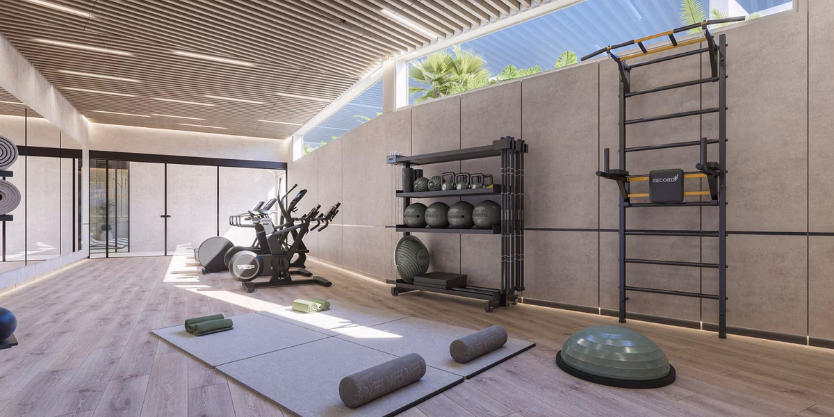 Salle de sport sous une pergola à lames