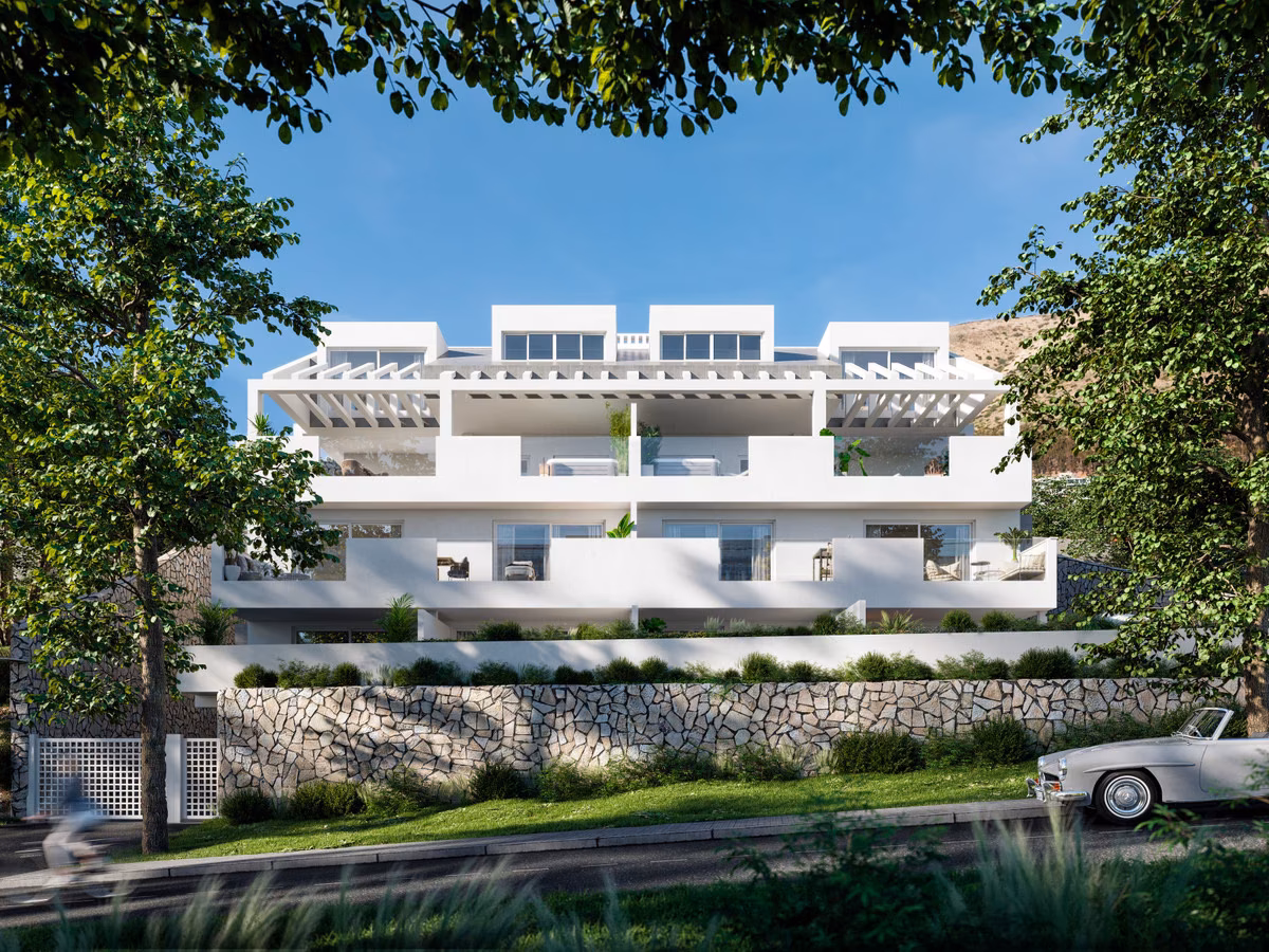 Weißes Wohnhaus hinter einer Steinmauer und Bäumen, Stella 8, Benalmádena Costa
