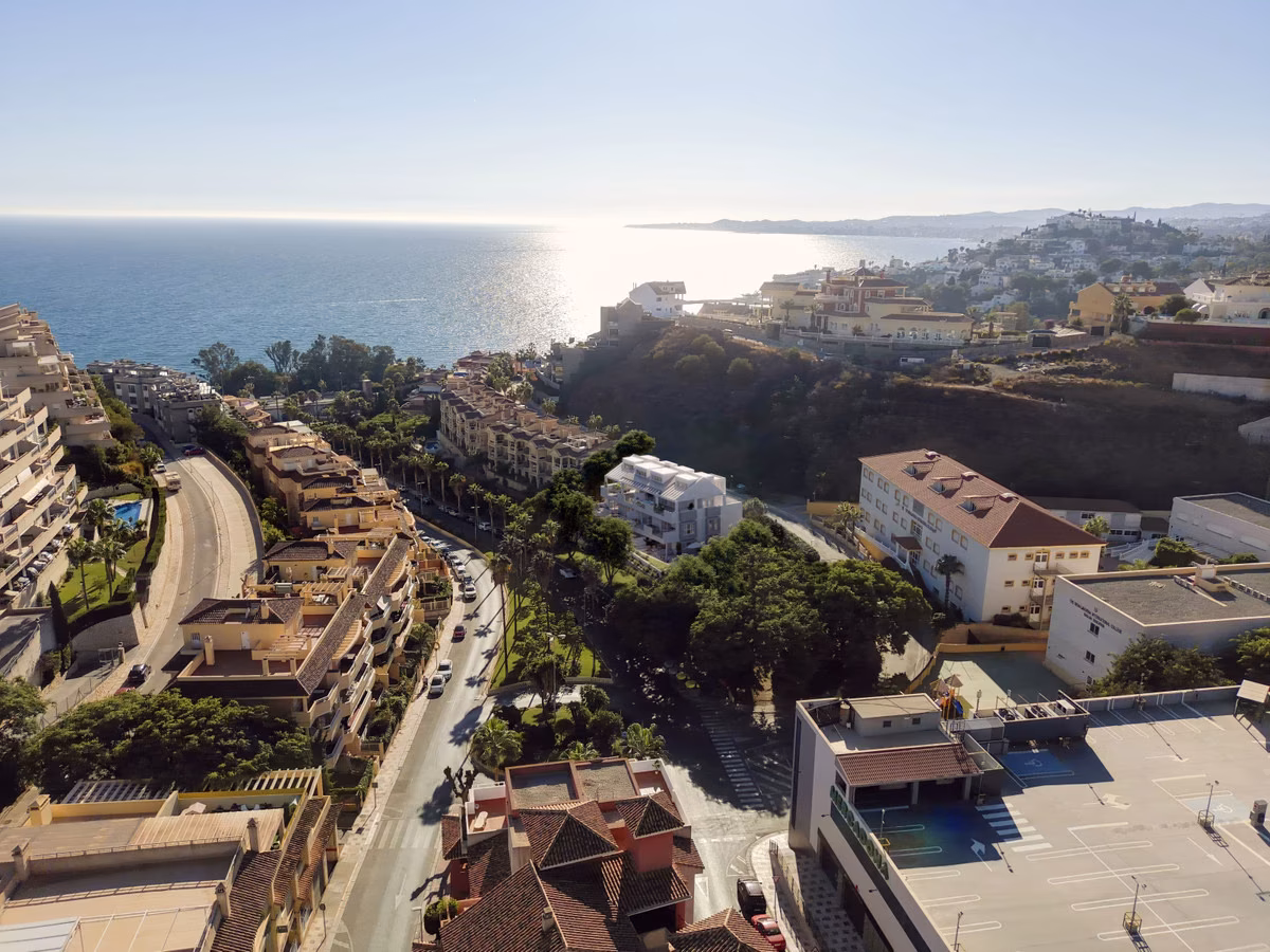 Luftbild der Küste von Benalmádena und des Meeres nahe Stella 8
