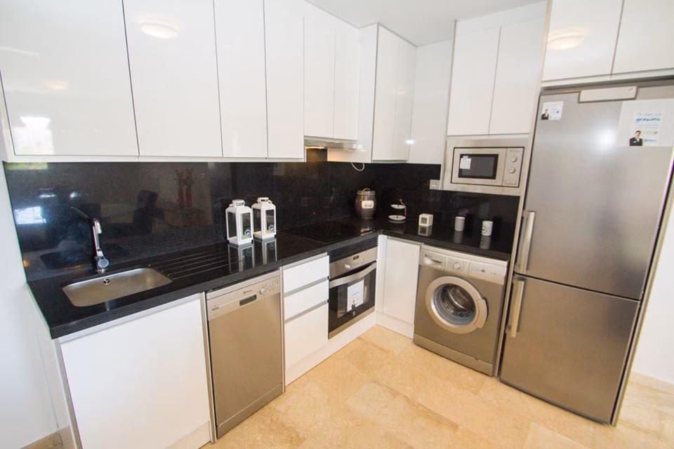 Fully fitted kitchen with dishwasher, oven and fridge-freezer