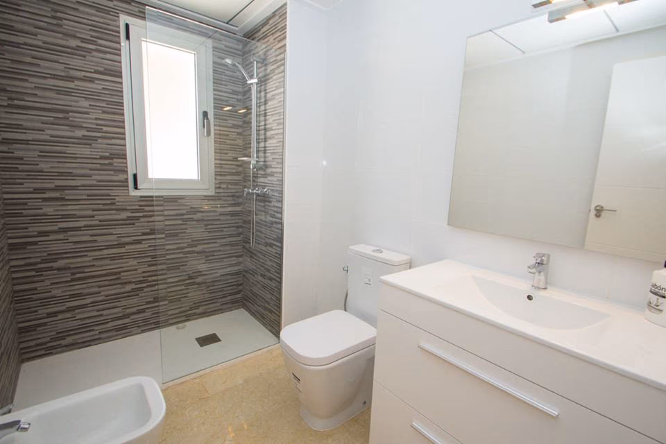 Bathroom with walk-in shower, washbasin and toilet