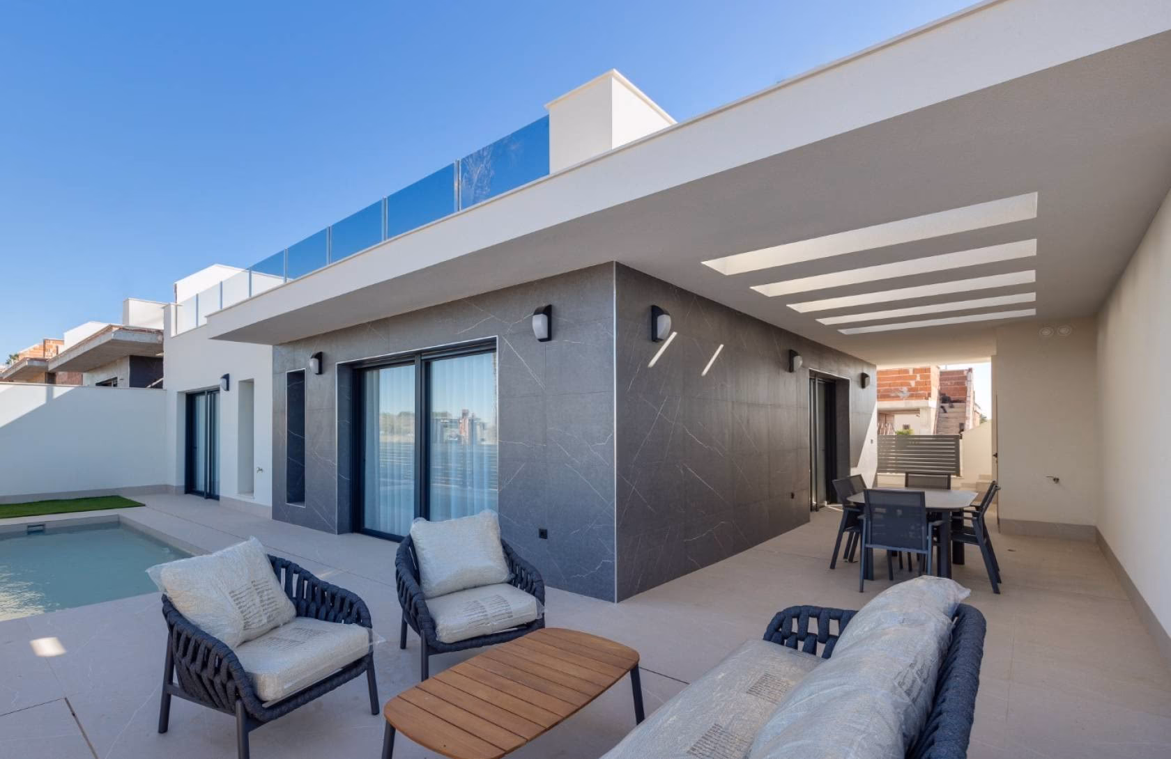 Überdachte Terrasse mit Lounge-Garnitur am Privatpool einer Villa von Sunset Lake Views, Torrevieja