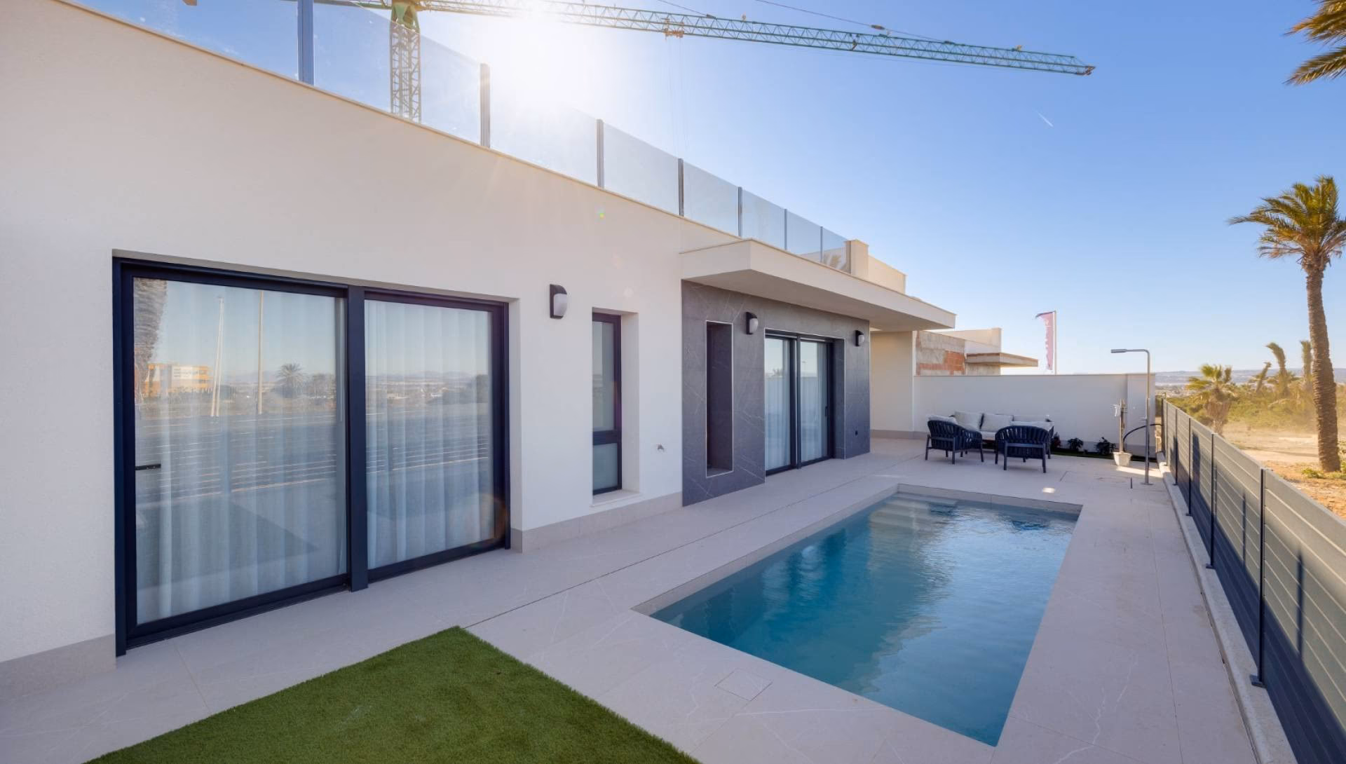Villa mit Privatpool, Gartenstreifen und Glasgeländer am Dachsolarium