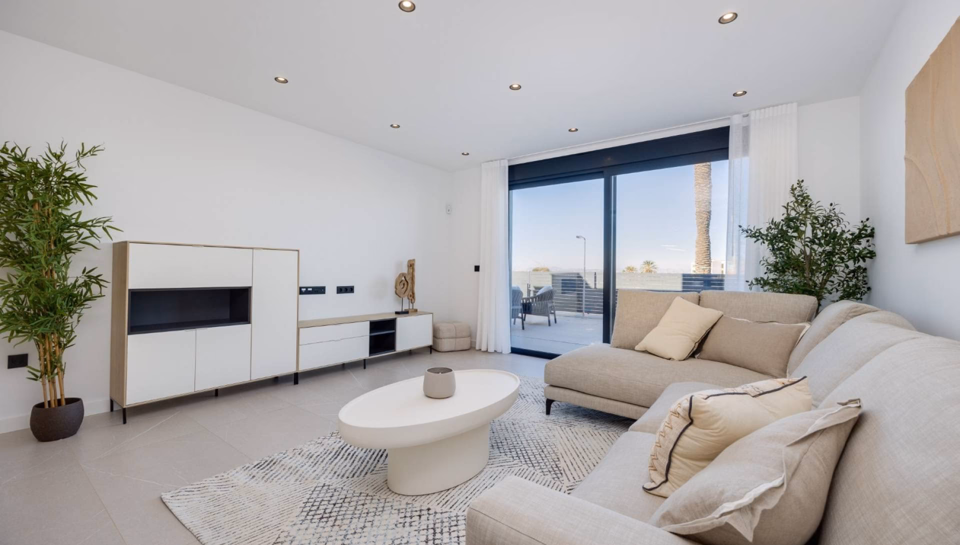 Wohnzimmer mit Schiebetüren zur Terrasse