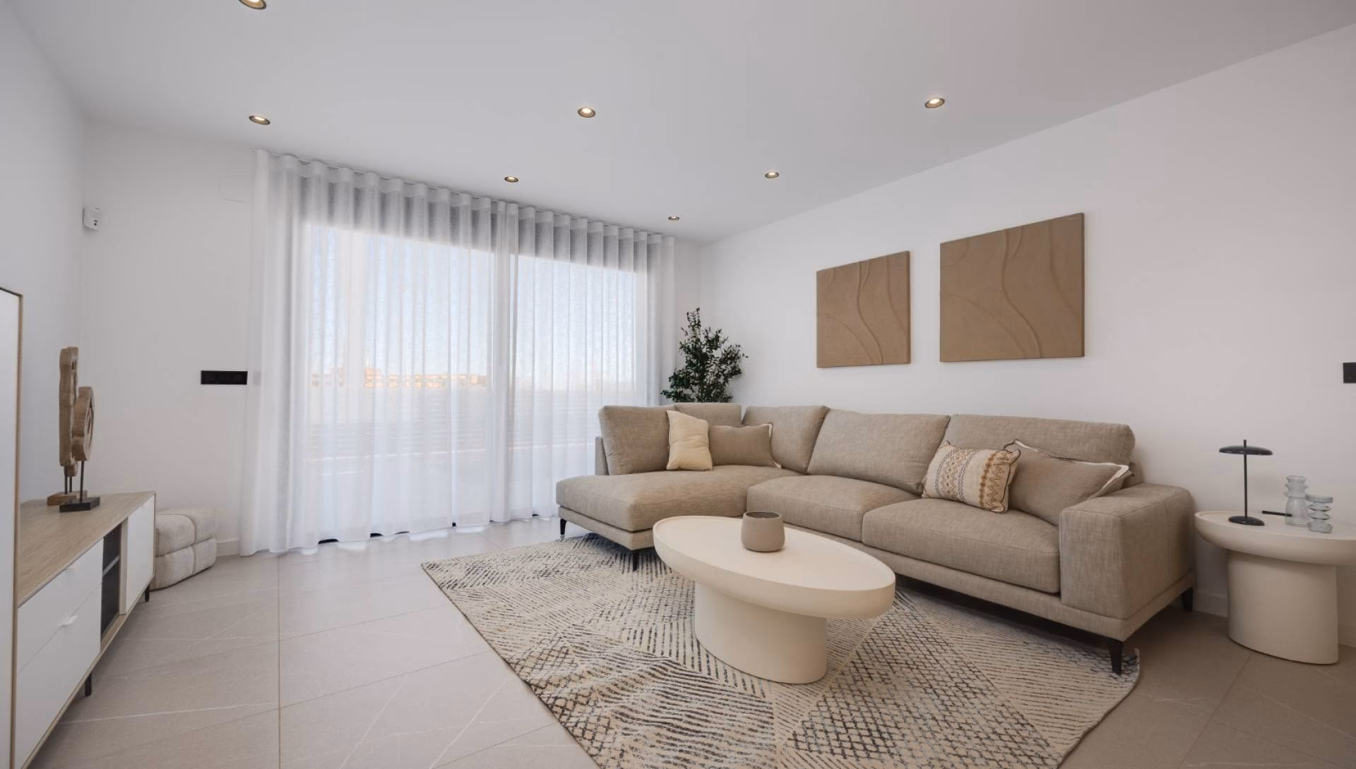 Wohnzimmer mit Ecksofa und Vorhängen an den Fenstern