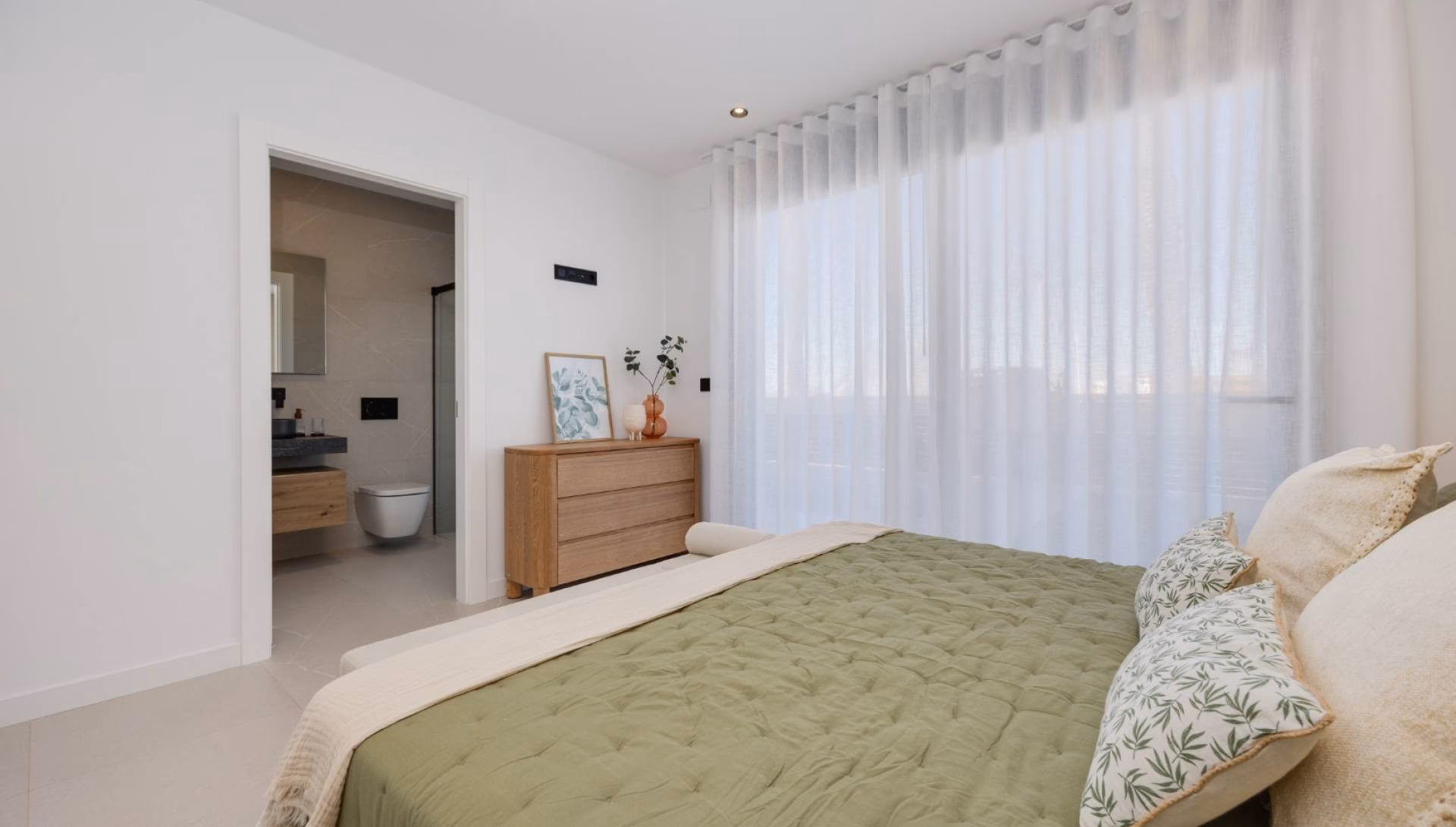 Hauptschlafzimmer mit Tür zum eigenen Bad