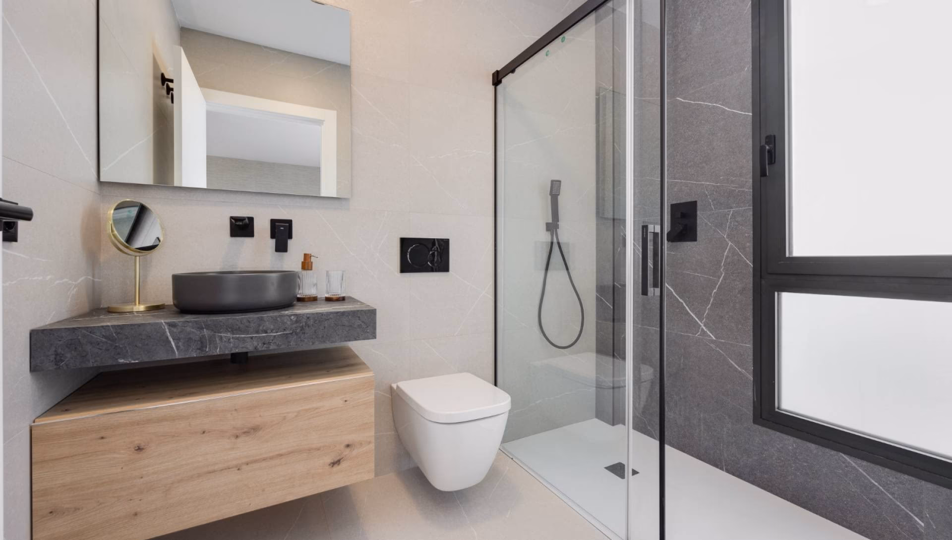 Bad mit bodengleicher Dusche und Waschtisch in Steinoptik