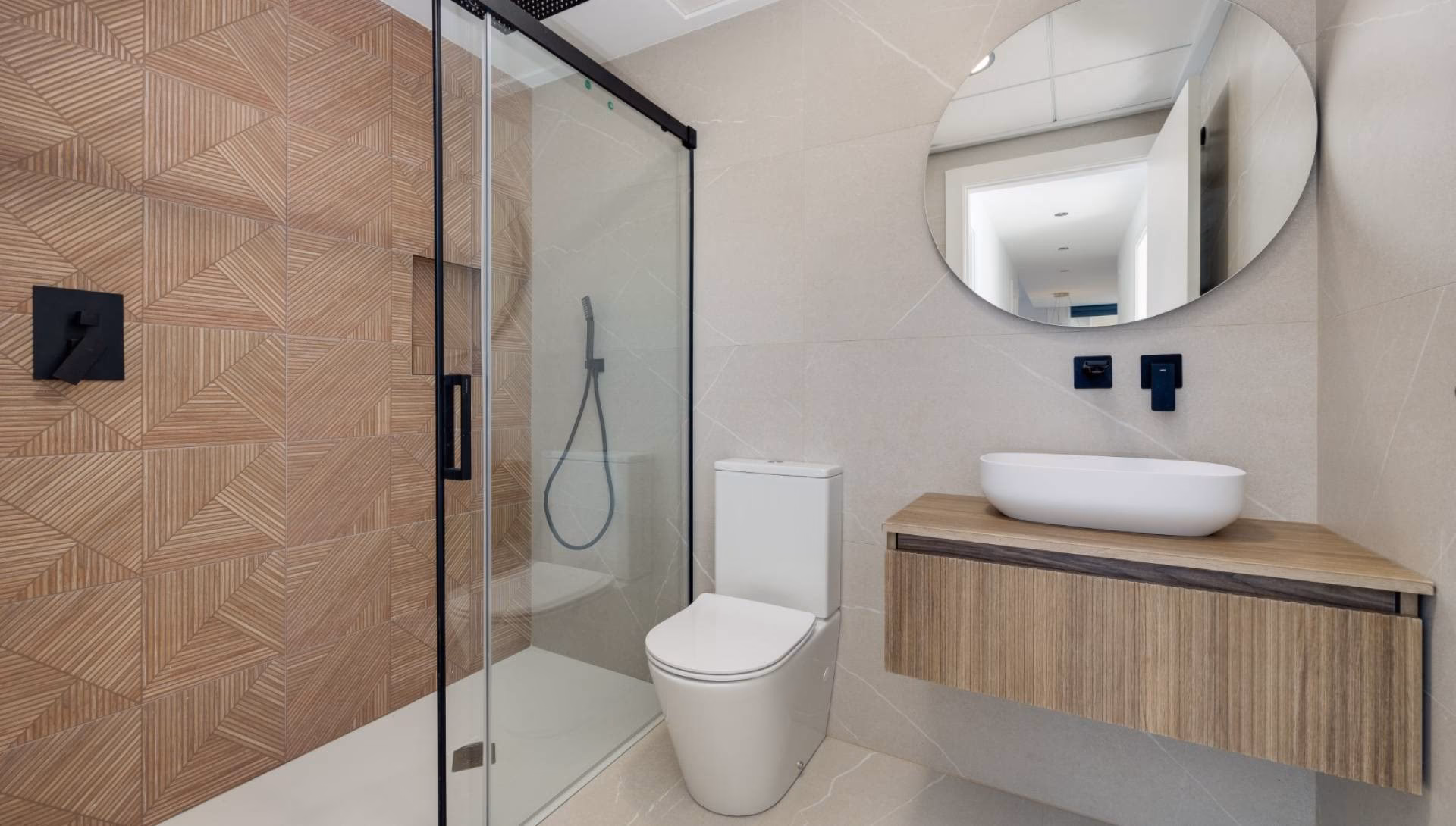 Bad mit Fliesen in Holzoptik und Glasdusche
