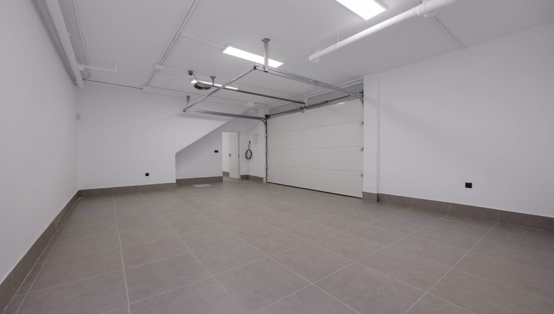 Garage im Untergeschoss mit Fliesenboden