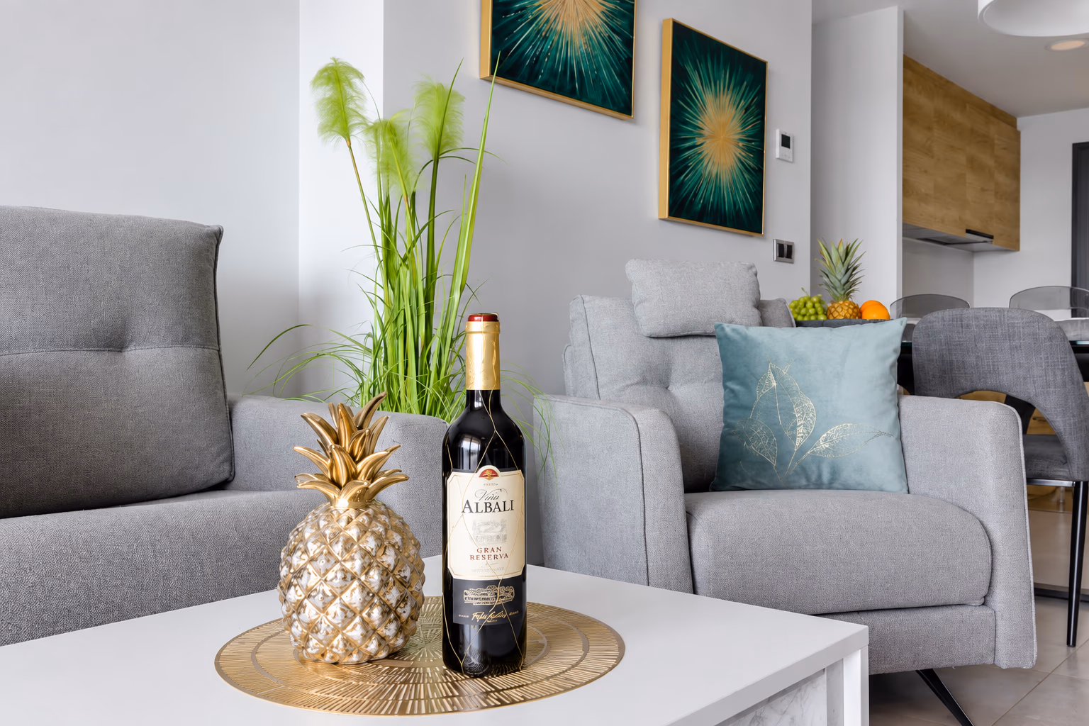 Graues Sofa und Sessel im Wohnbereich
