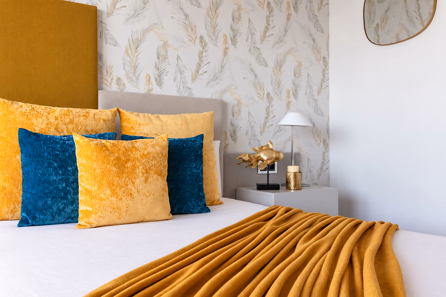 Hauptschlafzimmer mit gepolstertem Kopfteil und Samtkissen