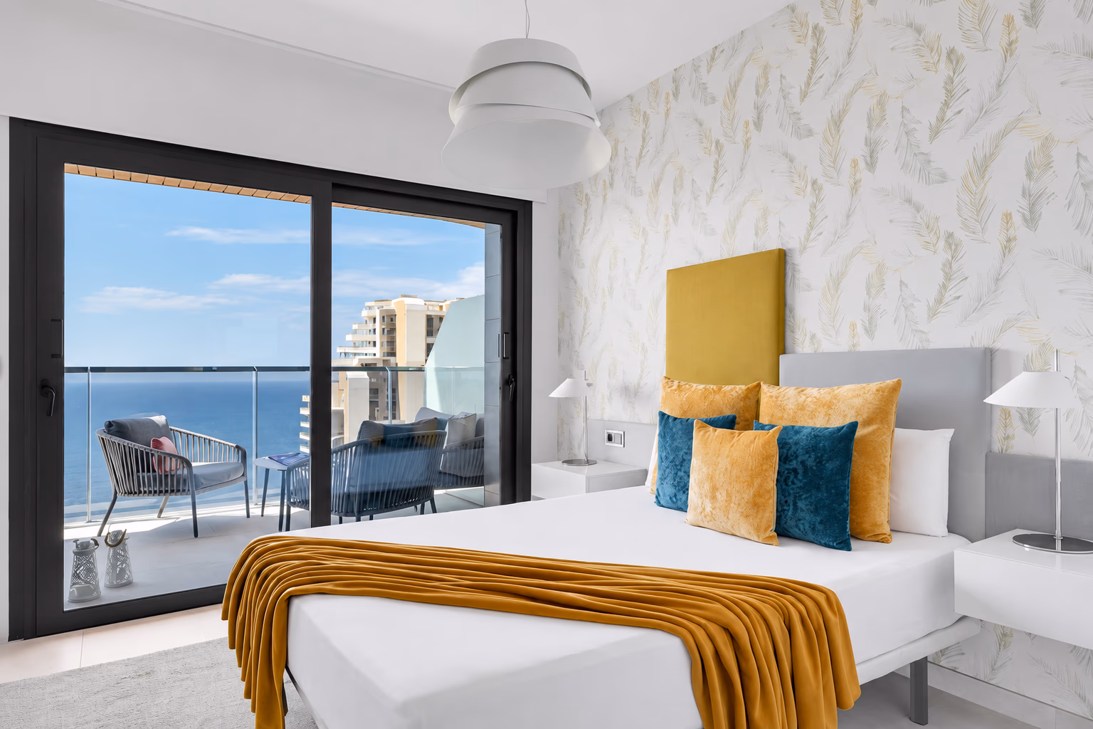 Hauptschlafzimmer mit eigenem Zugang zur Terrasse und Meerblick