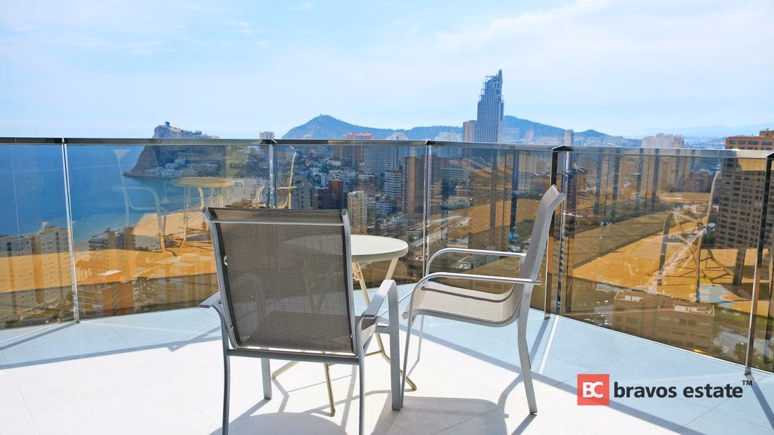 Seafront 2-Bedroom Apartment in Benidorm · 357 m² - 17