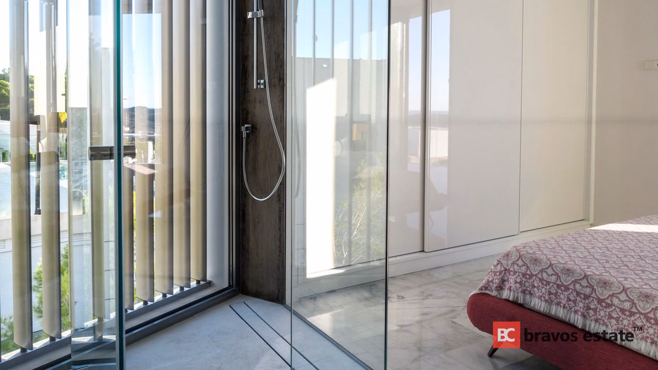 Spacious 4-Bedroom Villa in Finestrat · 331 m² - 18