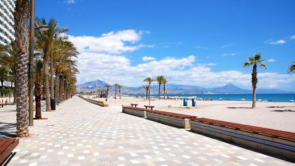 Beachside 4-Bedroom Apartment in Playa de San Juan · 136 m² - 11