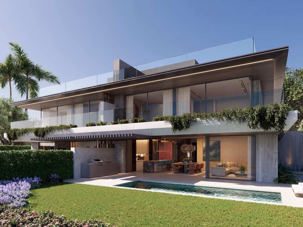 Villenfront mit verglaster Wohnebene, Rasen, Pool und Terrasse oben mit Glasgeländer