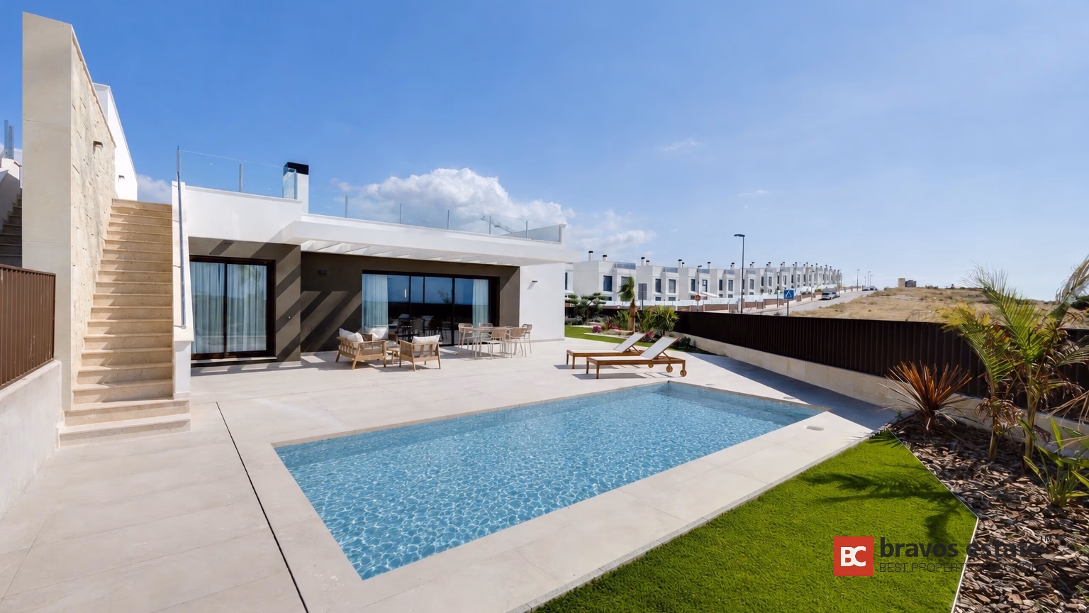 Privater Pool, Sonnenliegen und überdachte Terrasse einer Terrazas de Alicante Villa, Bonalba