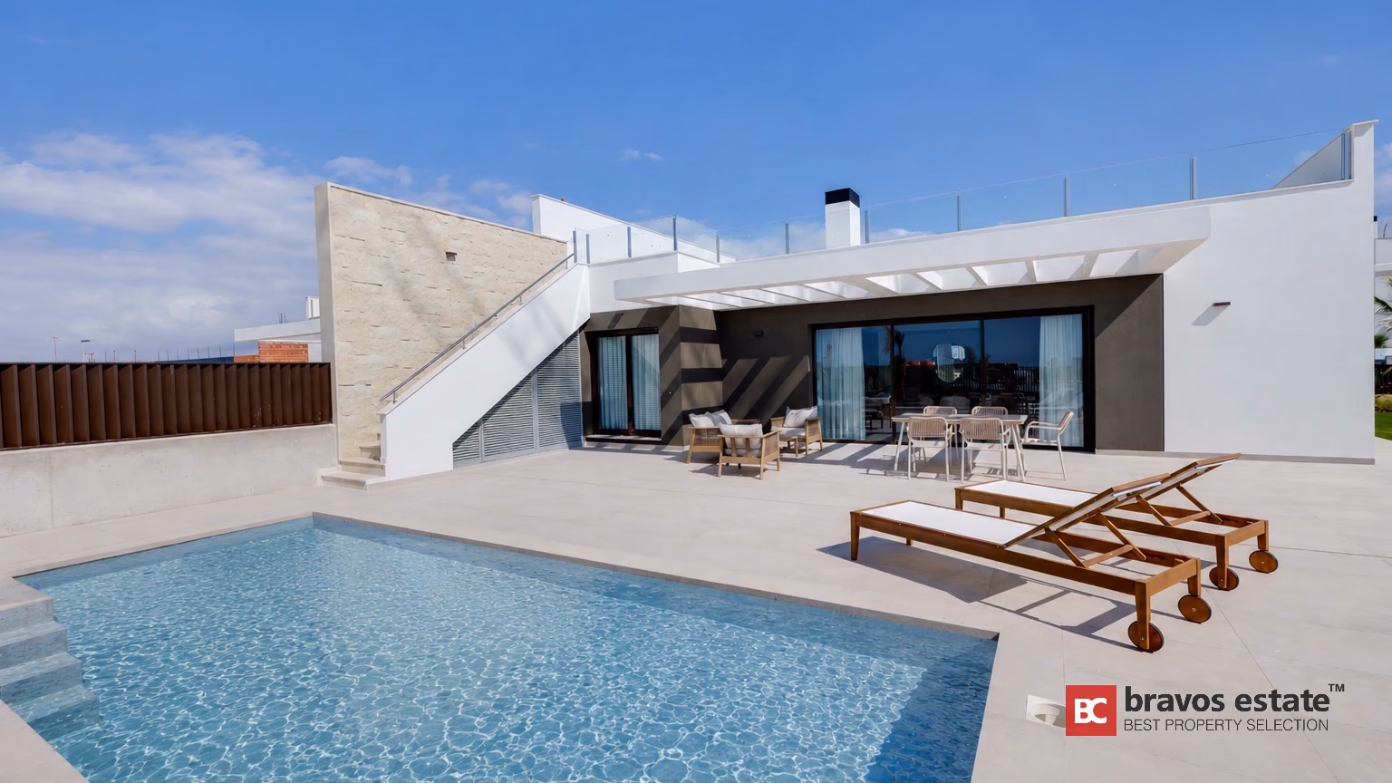 Privater Pool und Terrasse mit Zugang zum Dachsolarium einer Terrazas de Alicante Villa
