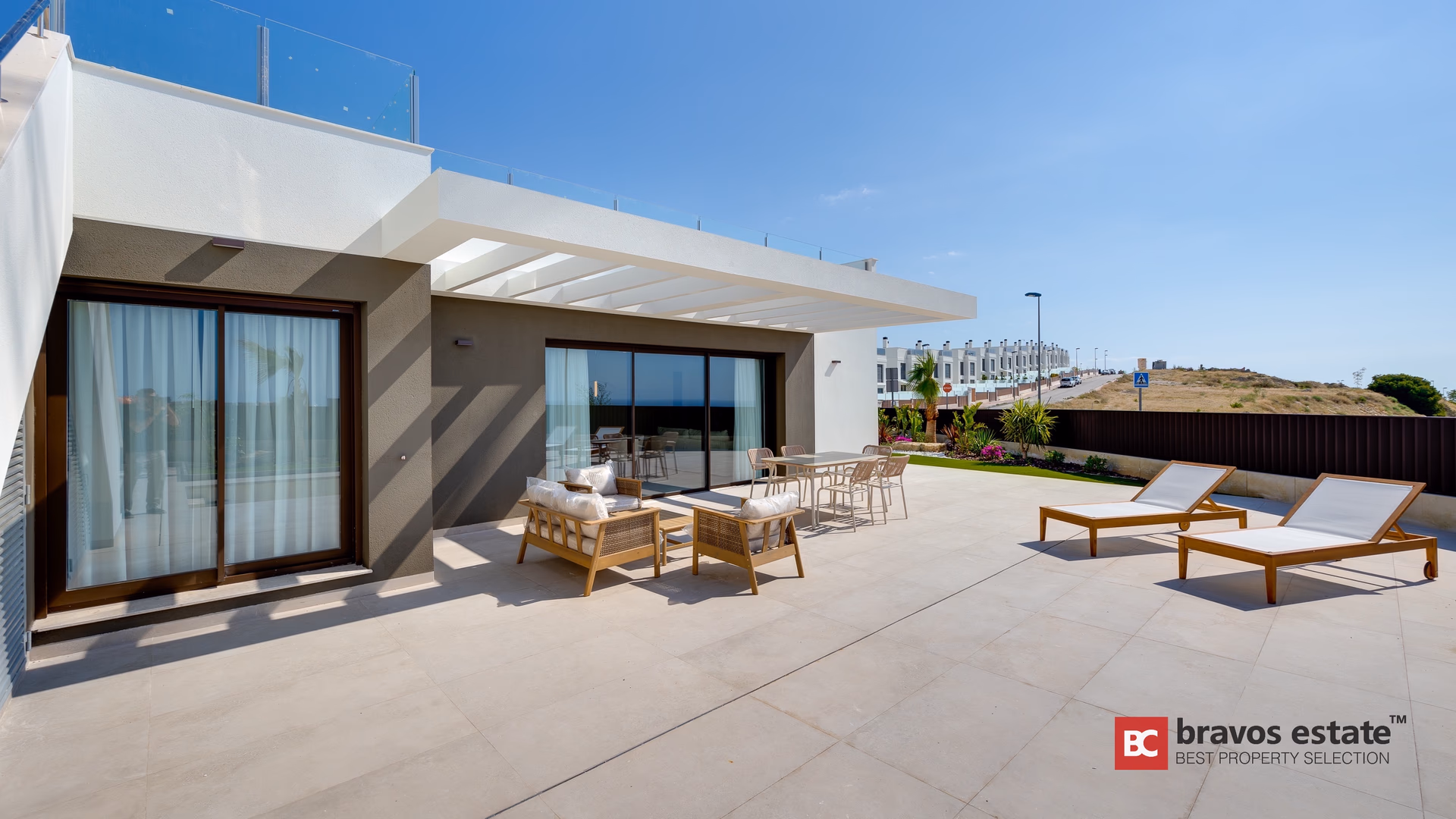 Überdachte Terrasse mit Lounge-Sitzbereich einer Terrazas de Alicante Villa, Bonalba