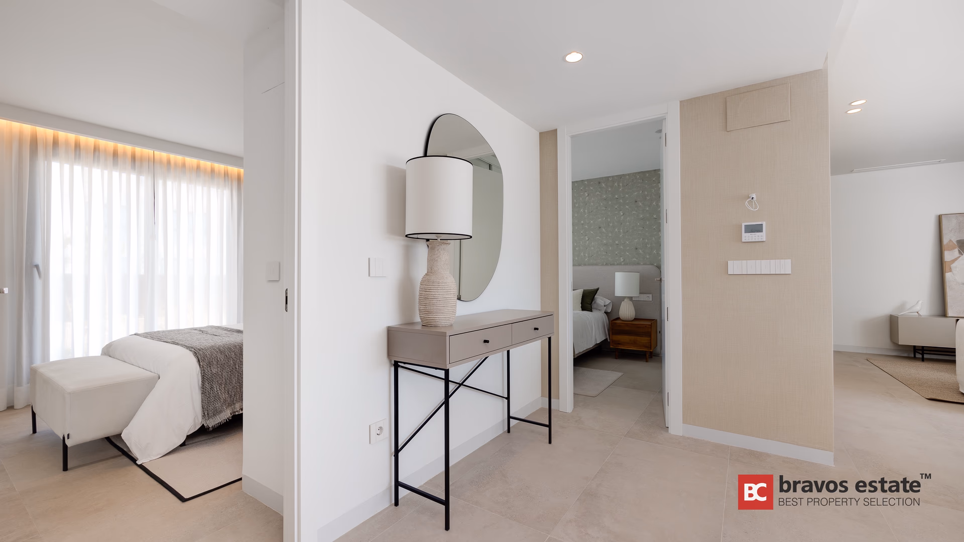 Innenflur und Schlafzimmer einer Terrazas de Alicante Villa, Bonalba