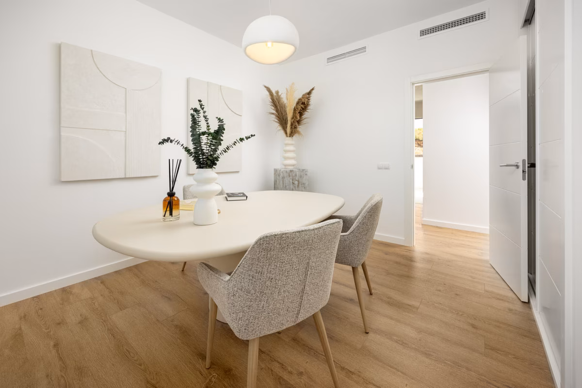 Dining corner with round table