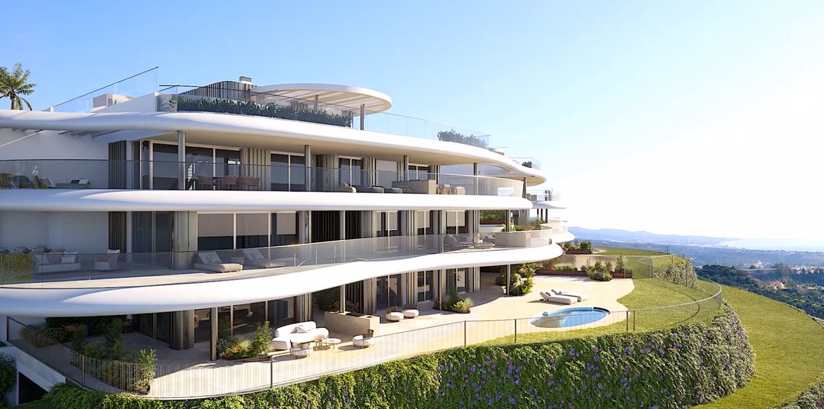 Façades blanches courbes aux piscines en terrasse