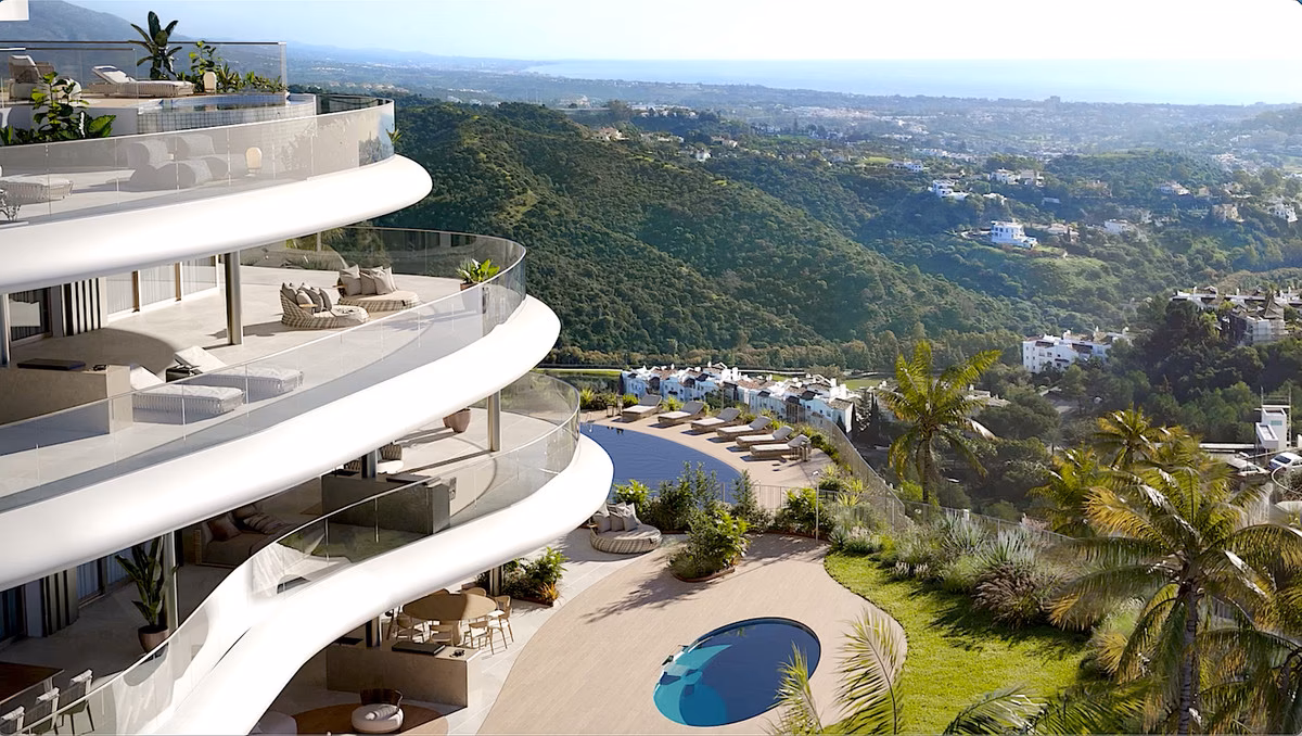 Les courbes du bâtiment sur la vallée vers la côte