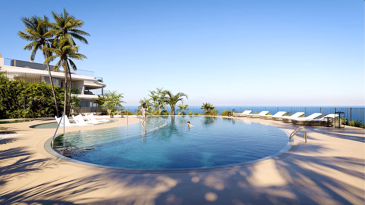 Piscine à débordement face à la Méditerranée