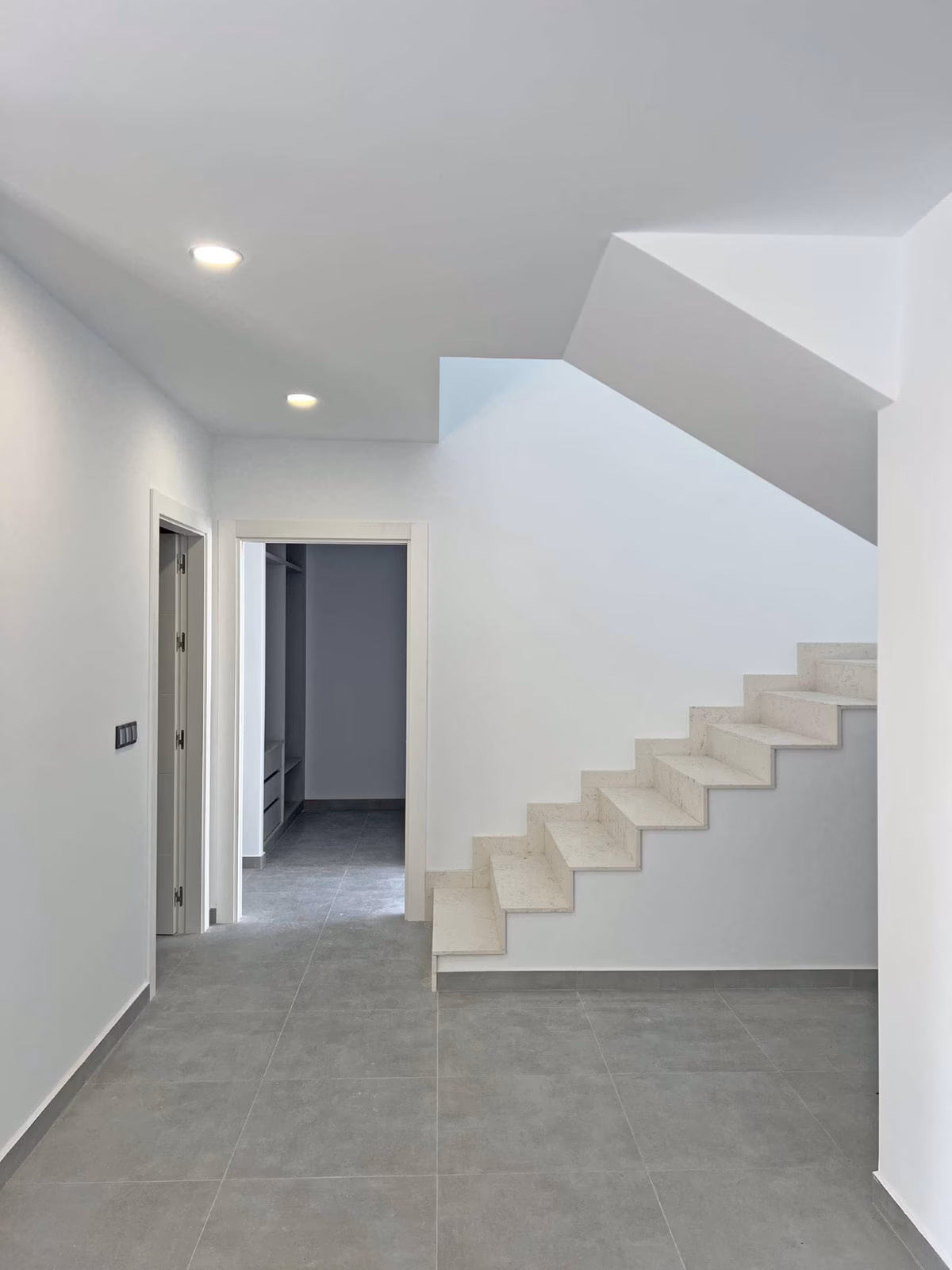 Entrance hall with straight staircase to the upper floor