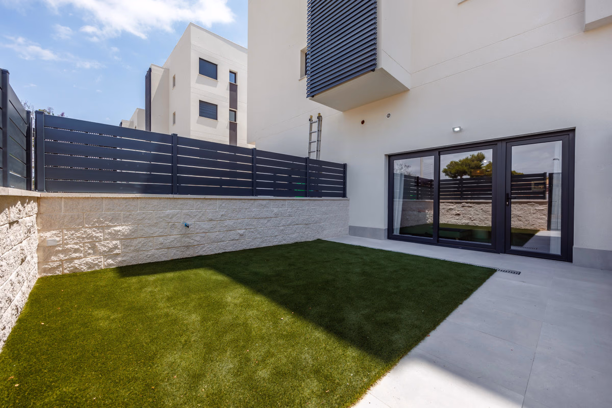 Ground-floor apartment with a private artificial-grass terrace-garden at Moratella